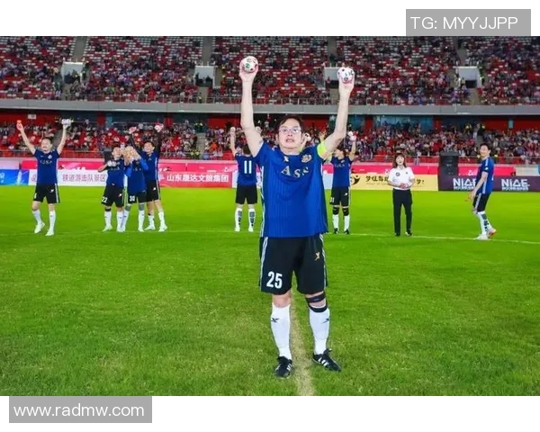 足球明星的极速奔跑展现了他们超凡的运动天赋与竞技精神