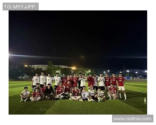 足球明星失落离场瞬间展现职业生涯的无奈与挫折感悟